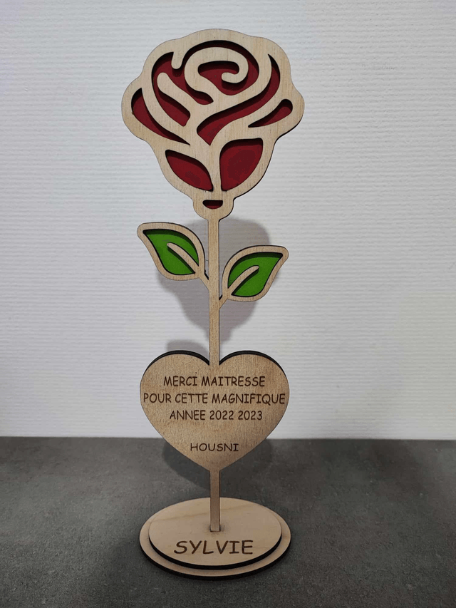 Rose relief avec cœur "Maitresse, Atsem"