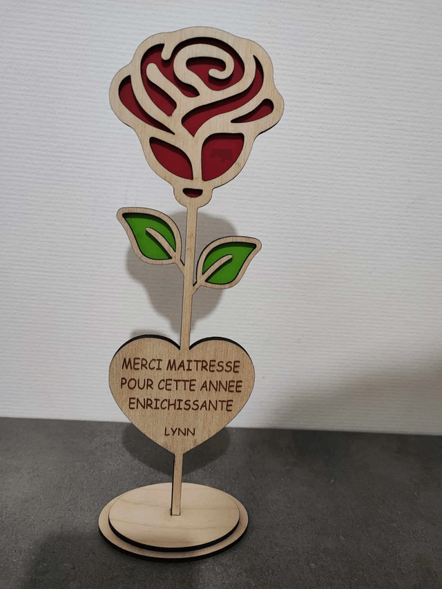 Rose relief avec cœur "Maitresse, Atsem"
