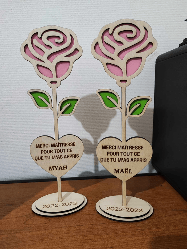 Rose relief avec cœur "Maitresse, Atsem"