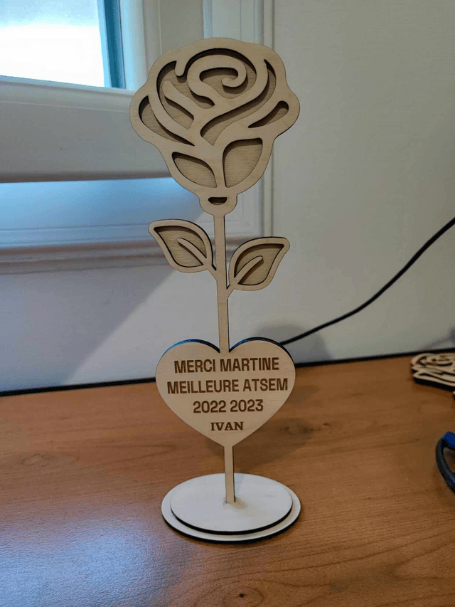 Rose relief avec cœur "Maitresse, Atsem"