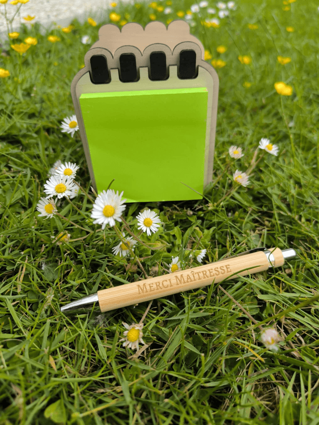 Boîte à crayons en bois – Bloc post-it + stylo personnalisé
