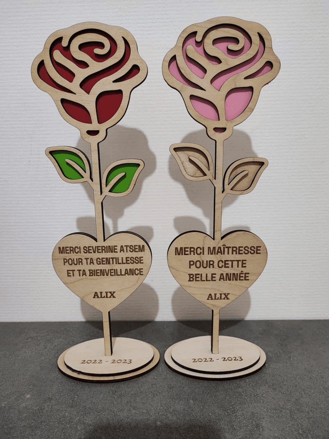 Rose relief avec cœur &quot;Maitresse, Atsem&quot;